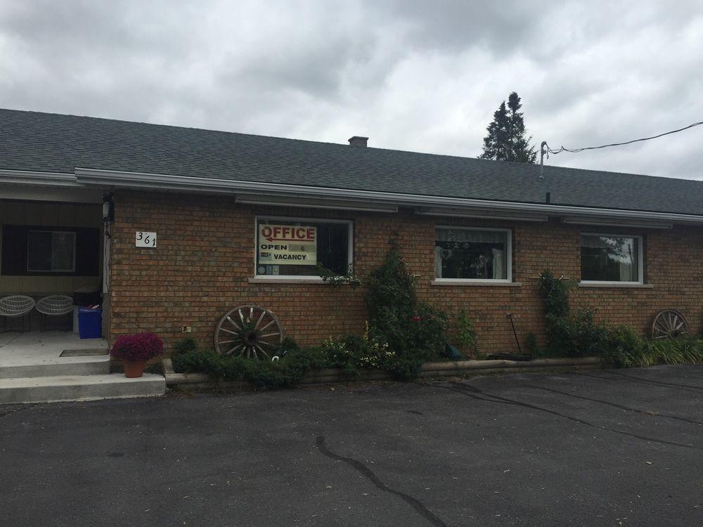 Twin Peaks Motel Napanee Exteriér fotografie