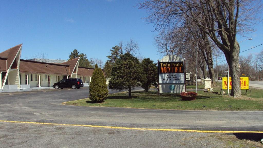 Twin Peaks Motel Napanee Exteriér fotografie