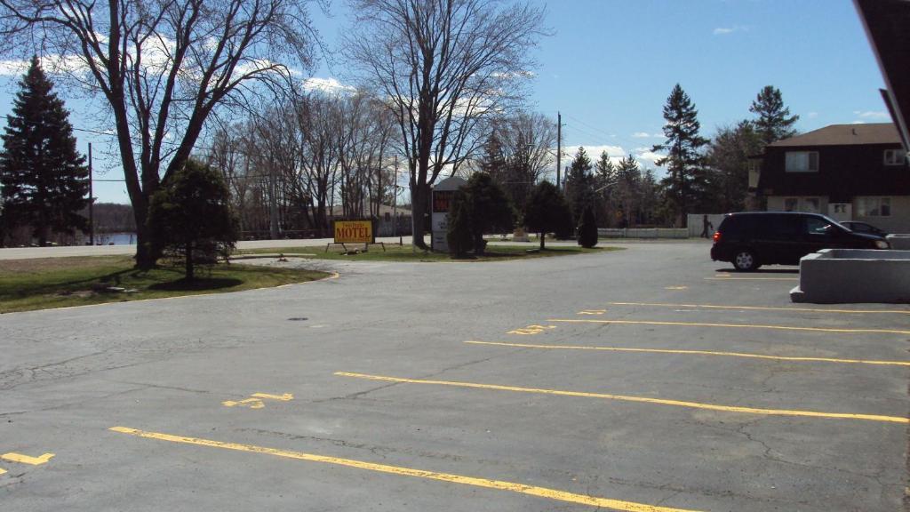 Twin Peaks Motel Napanee Exteriér fotografie