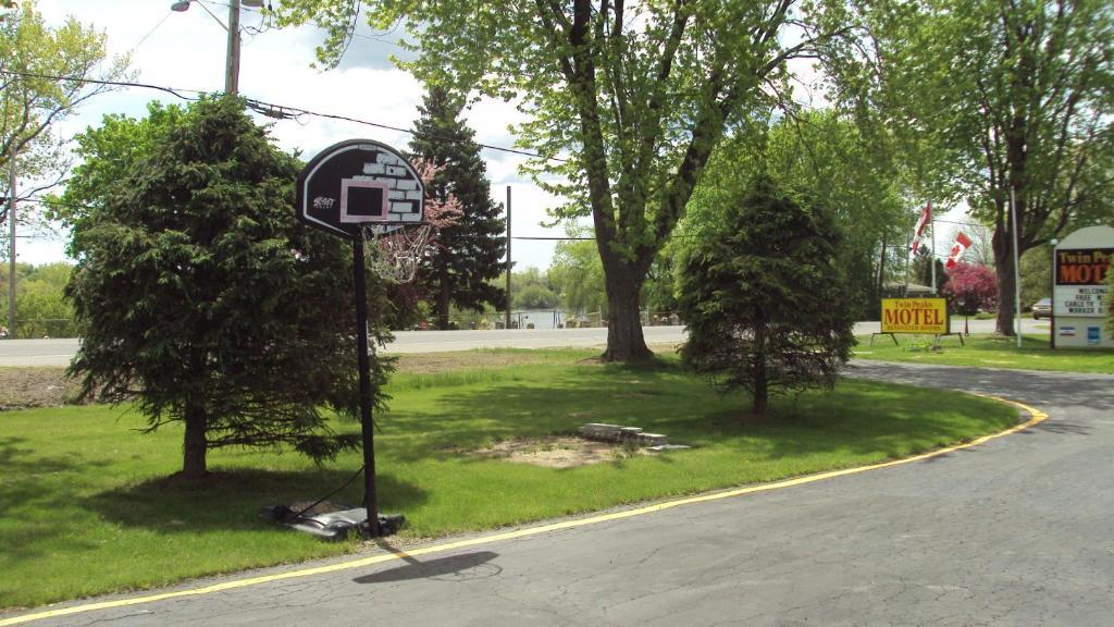 Twin Peaks Motel Napanee Exteriér fotografie