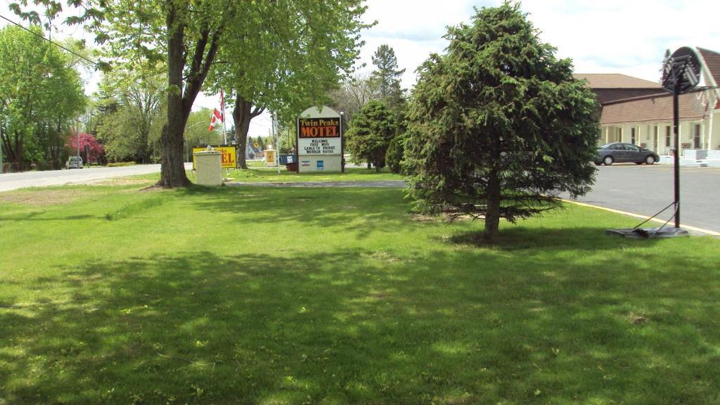 Twin Peaks Motel Napanee Exteriér fotografie