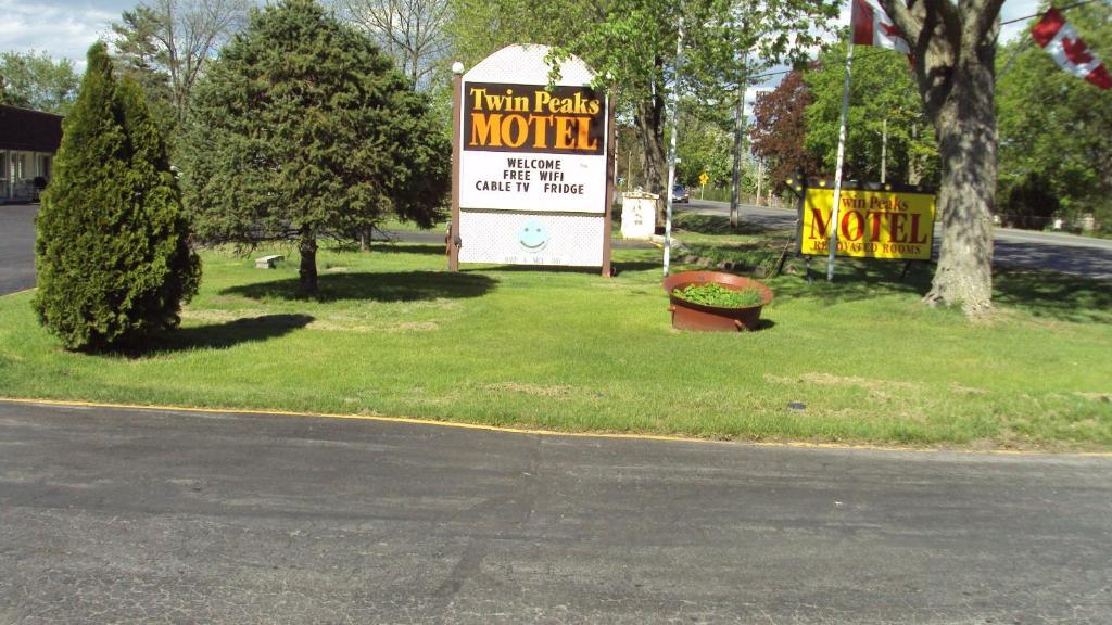 Twin Peaks Motel Napanee Exteriér fotografie