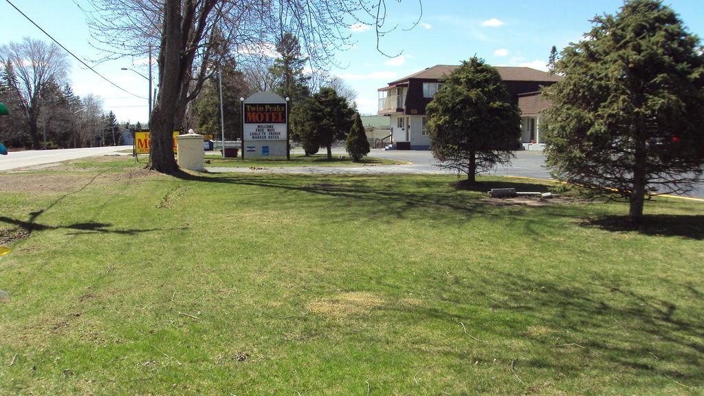 Twin Peaks Motel Napanee Exteriér fotografie